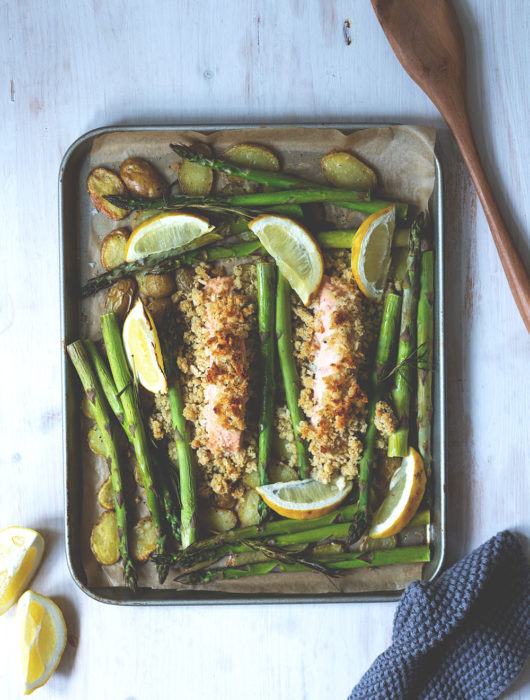 One Pan Grüner Spargel, Knusper-Lachs und neue Kartoffeln | Alles von einem Blech | moeyskitchen.com