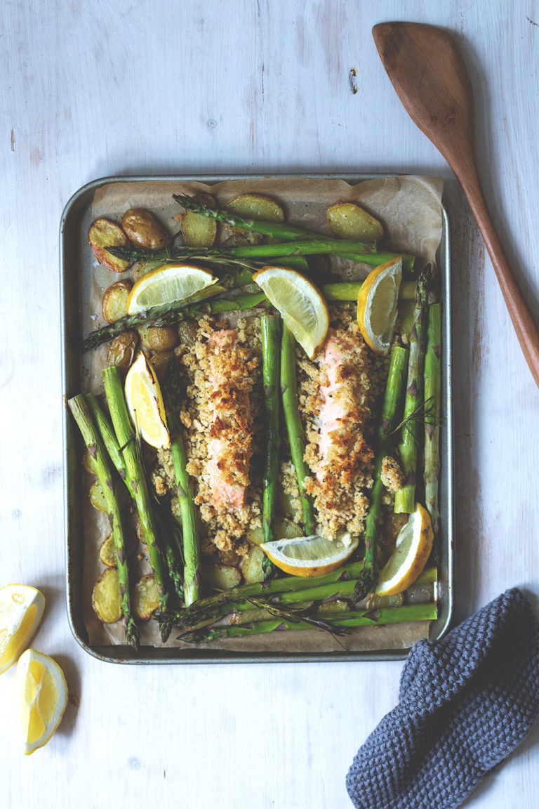 One Pan Grüner Spargel mit Knusper-Lachs und neuen Kartoffeln vom Blech ...