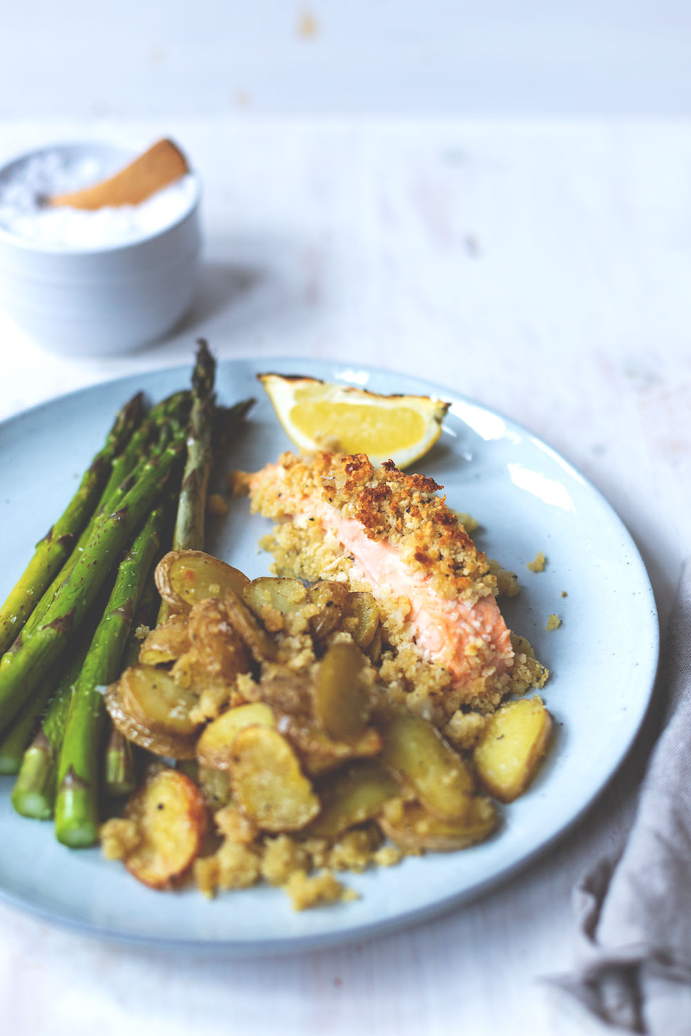 One Pan Grüner Spargel, Knusper-Lachs und neue Kartoffeln | Alles von einem Blech | moeyskitchen.com