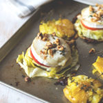 Rezept für One Pan Spitzkohl-Schnitzel mit Apfel und Ziegenkäse | Saisonal schmeckt's besser | moeyskitchen.com