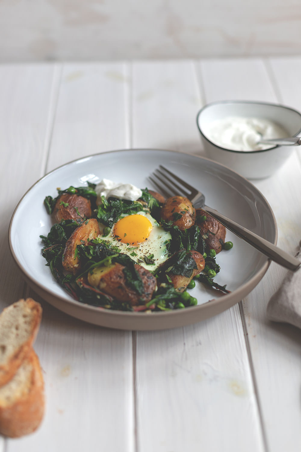 Rezept für grüne Shakshuka mit Mangold, Spinat und neuen Kartoffeln | Saisonal schmeckt's besser | moeyskitchen.com
