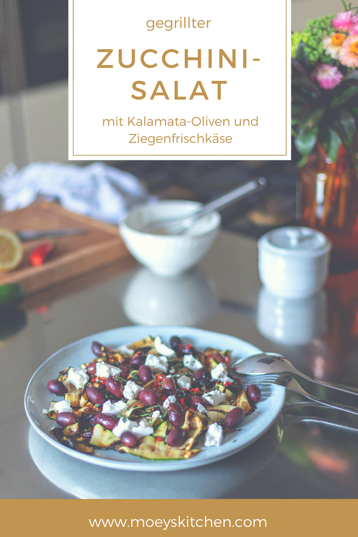 Rezept für gegrillten Zucchini-Salat mit Kalamata-Oliven und Ziegenfrischkäse | leckerer Sommersalat, perfekt zum Grillen | moeyskitchen.com #salat #sommersalat #grillen #grillbeilage #zucchini #oliven #rezept