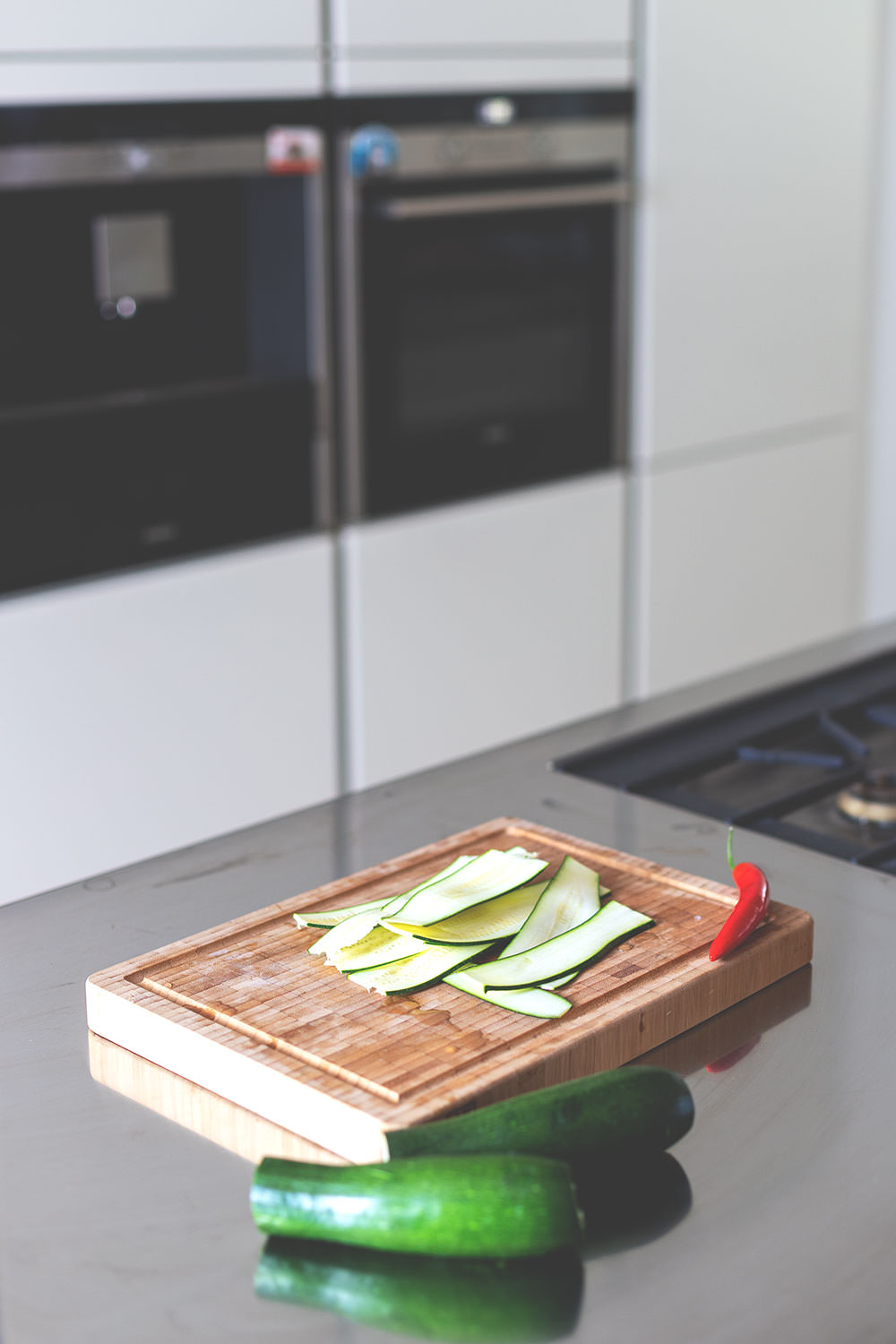Rezept für gegrillten Zucchini-Salat mit Kalamata-Oliven und Ziegenfrischkäse | moeyskitchen.com