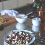 Rezept für gegrillten Zucchini-Salat mit Kalamata-Oliven und Ziegenfrischkäse | moeyskitchen.com