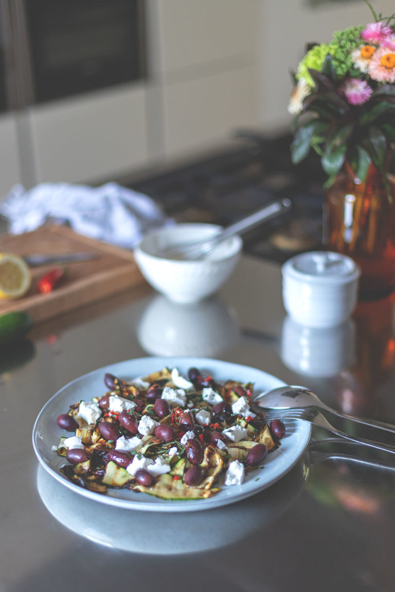 Gegrillter Zucchini-Salat mit Kalamata-Oliven und Ziegenfrischkäse ...