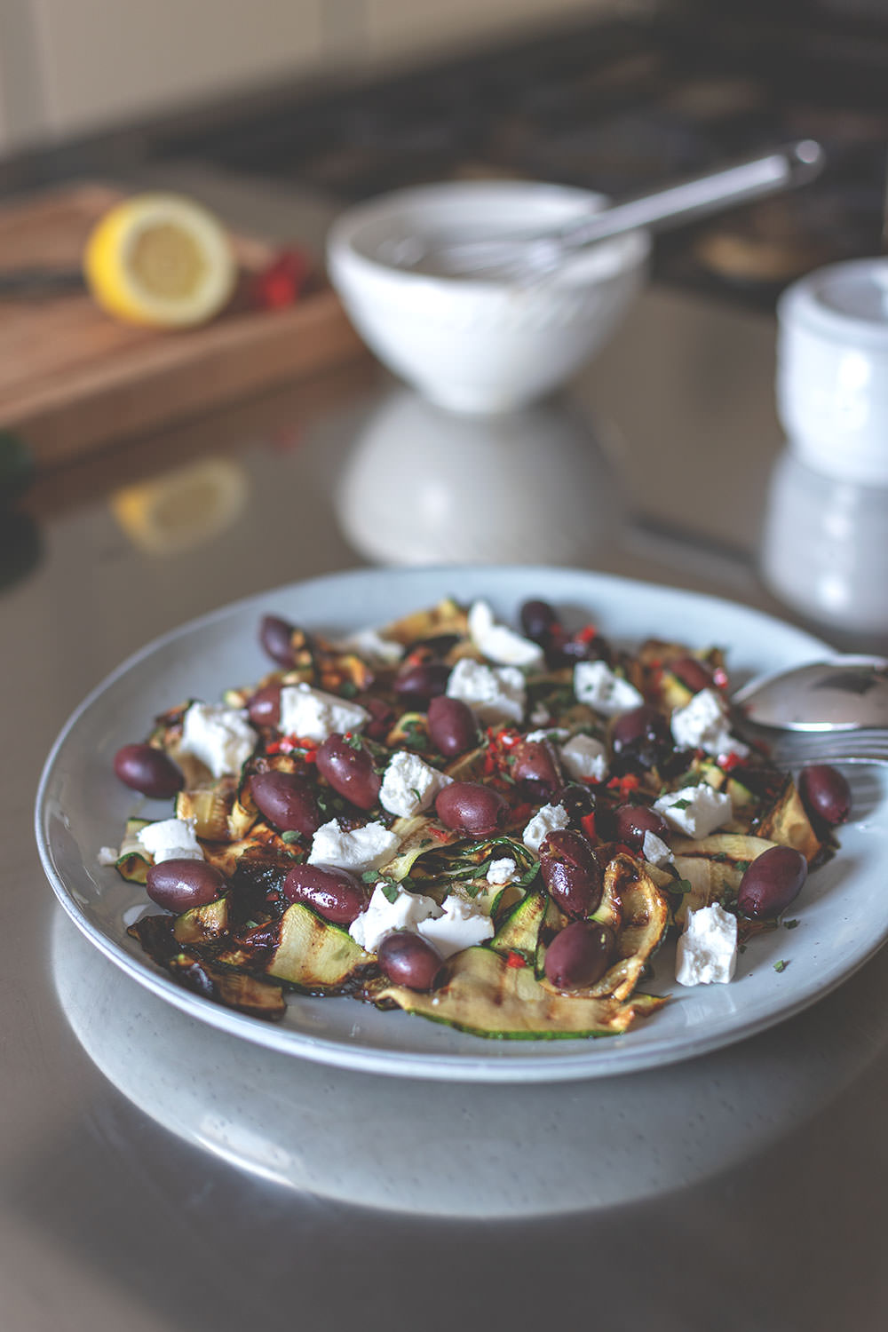Rezept für gegrillten Zucchini-Salat mit Kalamata-Oliven und Ziegenfrischkäse | moeyskitchen.com