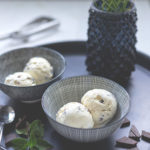 Rezept für cremiges Minz-Schoko-Eis mit frischer Minze und Schokostückchen | moeyskitchen.com
