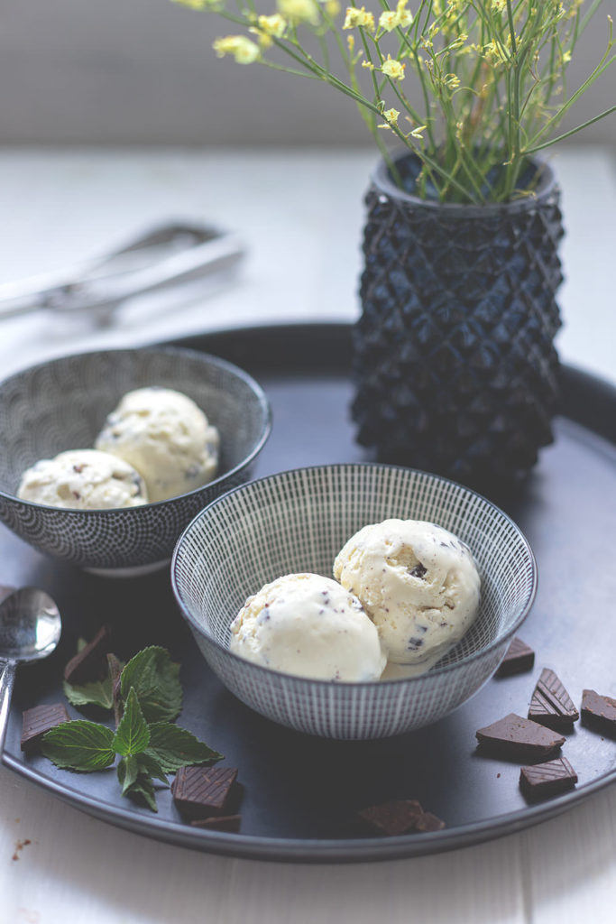 Minz-Schoko-Eis mit frischer Minze und Schokostückchen - moey&amp;#39;s kitchen ...