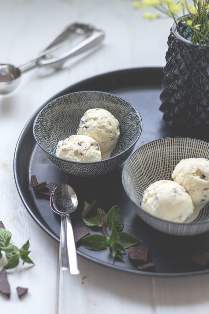 Minz-Schoko-Eis mit frischer Minze und Schokostückchen - moey&amp;#39;s kitchen ...