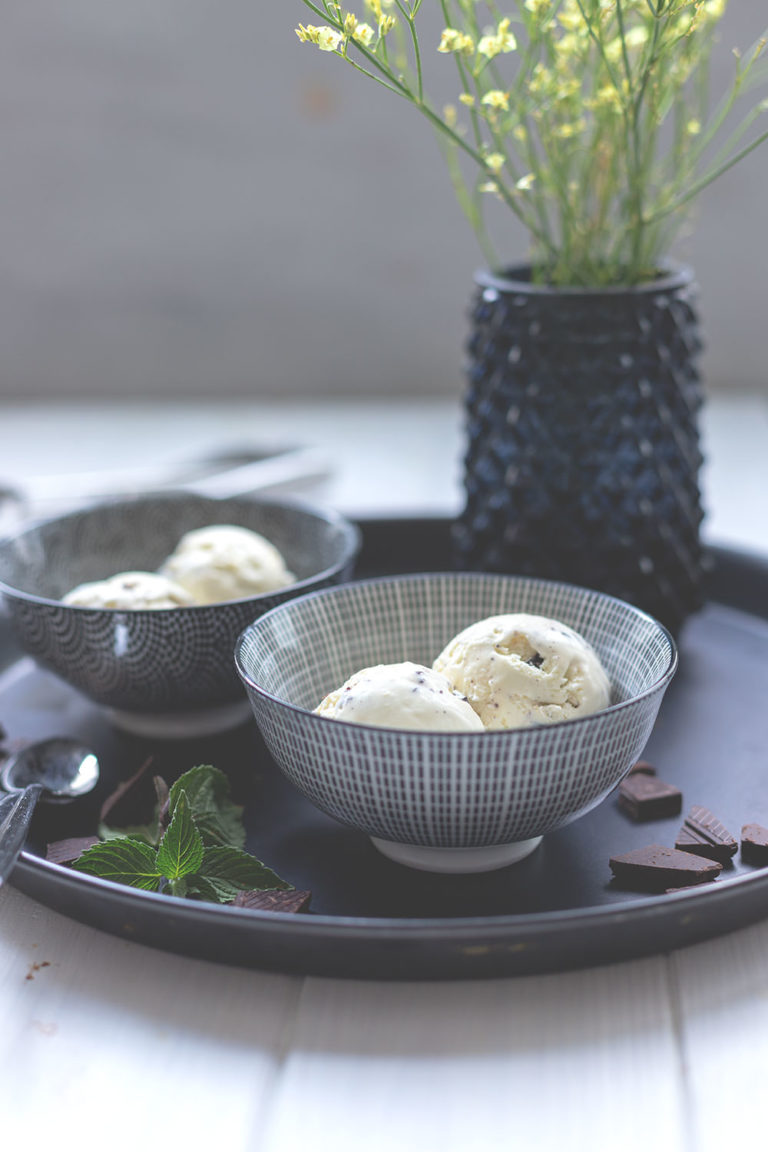 Minz-Schoko-Eis mit frischer Minze und Schokostückchen - moey&amp;#39;s kitchen ...