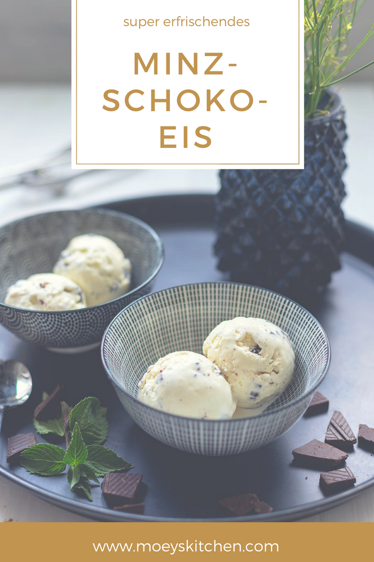 Rezept für cremiges Minz-Schoko-Eis mit frischer Minze und Schokostückchen | moeyskitchen.com #eiscreme #eis #rezept #sommer #minze #schoko