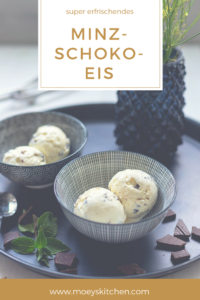 Rezept für erfrischendes Minz-Schoko-Eis mit frischer Minze und dunkler Schokolade | moeyskitchen.com #minzschokoeis #eis #eiscreme #rezept #sommer #icecream