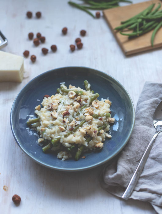 Rezept für Ofenrisotto mit grünen Bohnen und Haselnusskernen | Saisonal schmeckt's besser | moeyskitchen.com #ofenrisotto #risotto #grünebohnen #rezept #kochen