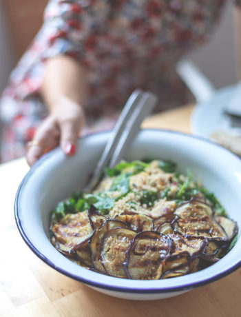 Rezept für sommerlichen Couscous-Salat mit Aubergine, Halloumi und Spinat | moeyskitchen.com #couscous #salat #rezept #sommersalat