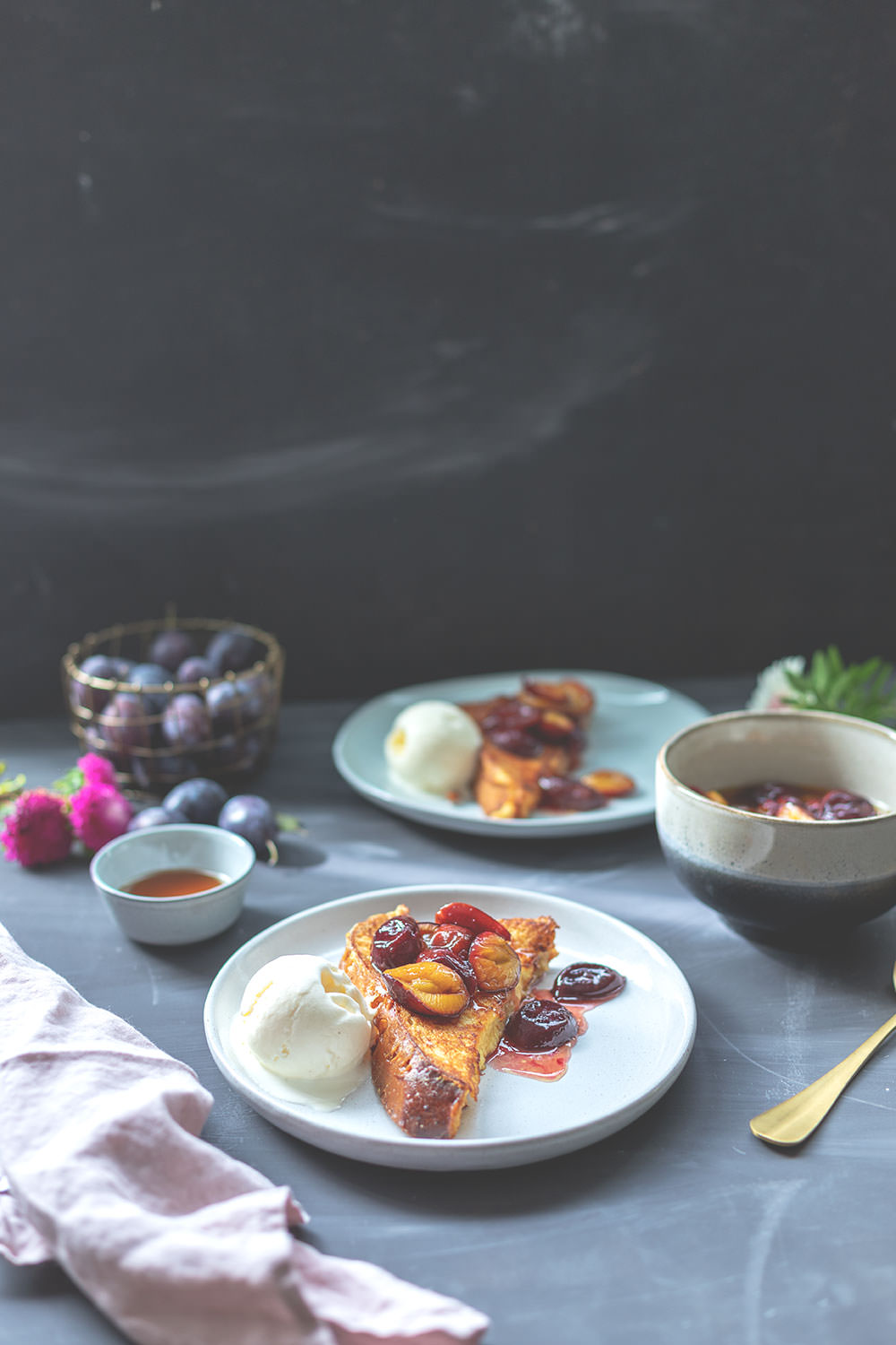 Rezept für French Toast mit karamellisierten Zwetschgen und einfachem Vanilleeis | The Sunday Breakfast Club | moeyskitchen.com #frenchtoast #rezept #frühstück