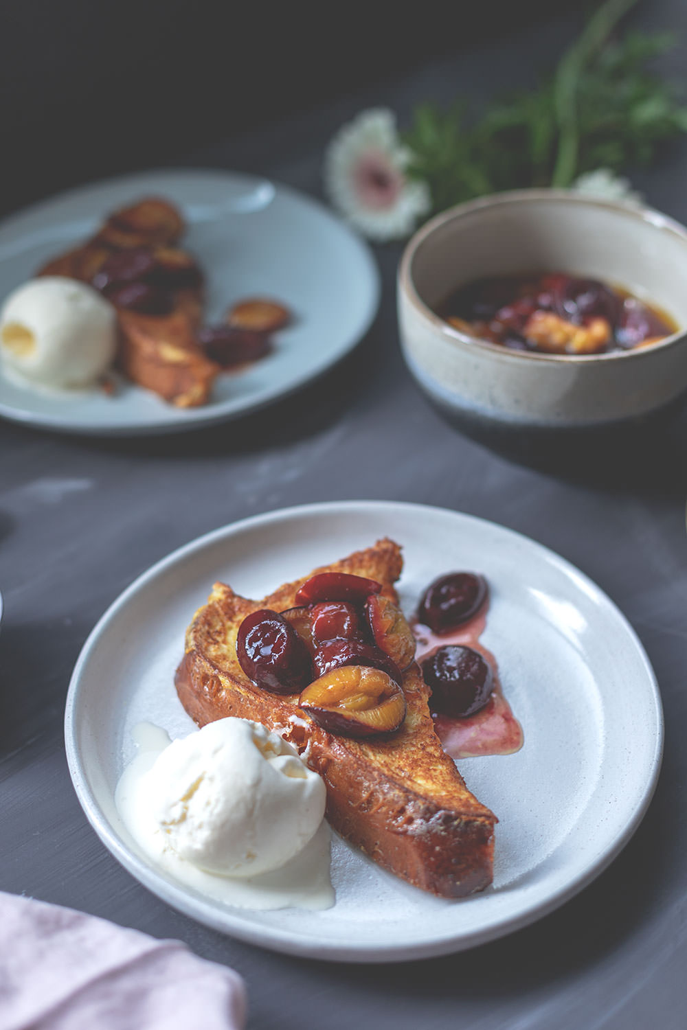 Rezept für French Toast mit karamellisierten Zwetschgen und einfachem Vanilleeis | The Sunday Breakfast Club | moeyskitchen.com #frenchtoast #rezept #frühstück