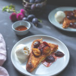 Rezept für French Toast mit karamellisierten Zwetschgen und einfachem Vanilleeis | The Sunday Breakfast Club | moeyskitchen.com #frenchtoast #rezept #frühstück