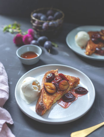 Rezept für French Toast mit karamellisierten Zwetschgen und einfachem Vanilleeis | The Sunday Breakfast Club | moeyskitchen.com #frenchtoast #rezept #frühstück