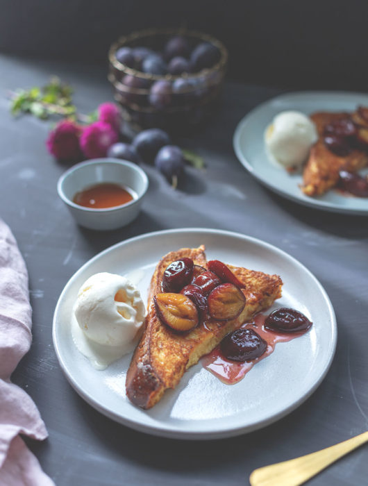 Rezept für French Toast mit karamellisierten Zwetschgen und einfachem Vanilleeis | The Sunday Breakfast Club | moeyskitchen.com #frenchtoast #rezept #frühstück