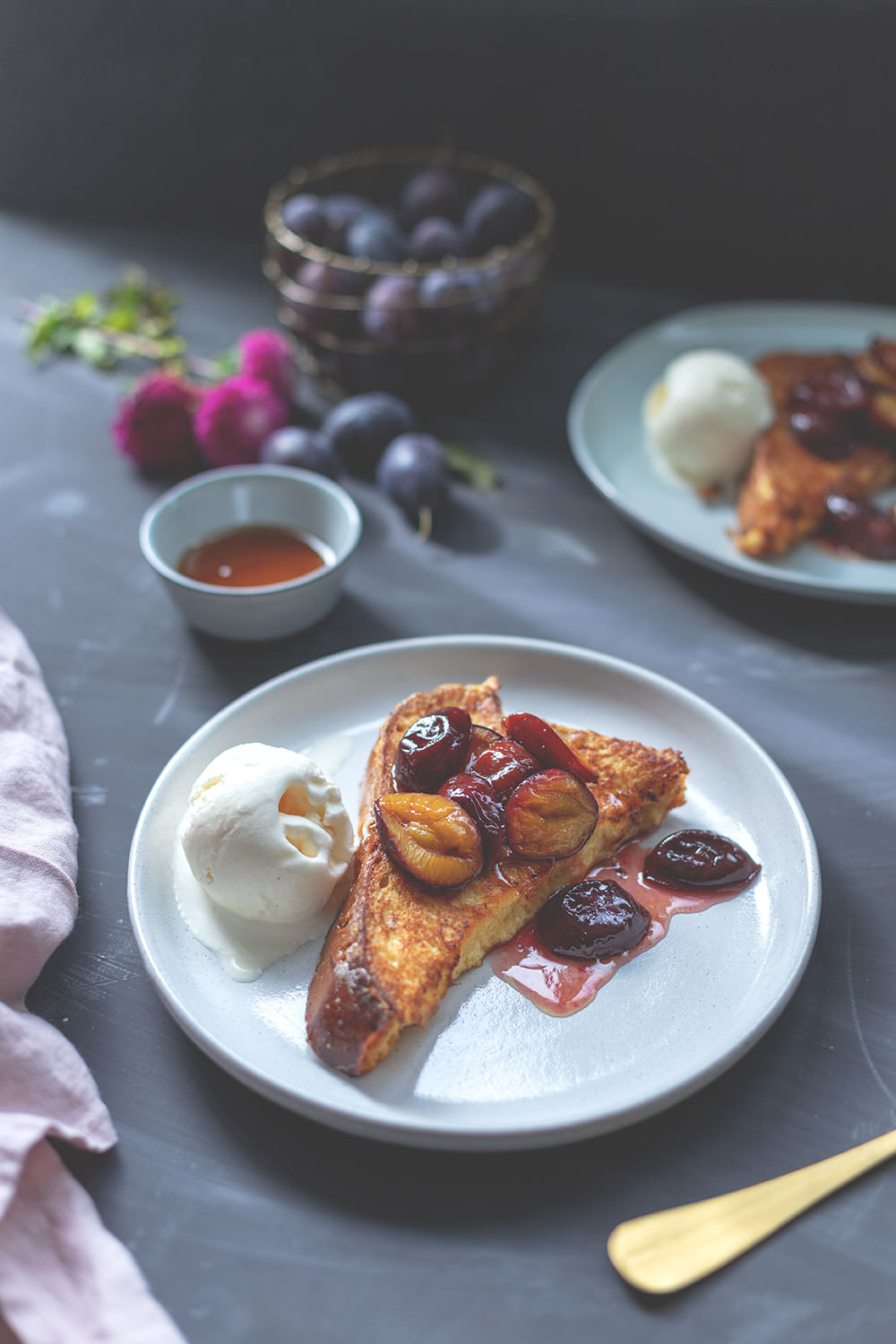 Rezept für French Toast mit karamellisierten Zwetschgen und einfachem Vanilleeis | The Sunday Breakfast Club | moeyskitchen.com #frenchtoast #rezept #frühstück