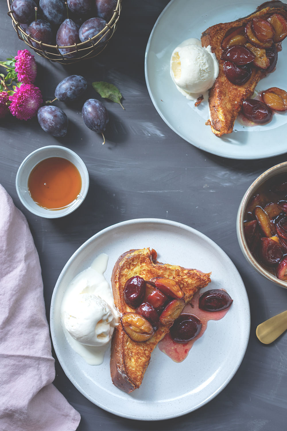 Rezept für French Toast mit karamellisierten Zwetschgen und einfachem Vanilleeis | The Sunday Breakfast Club | moeyskitchen.com #frenchtoast #rezept #frühstück