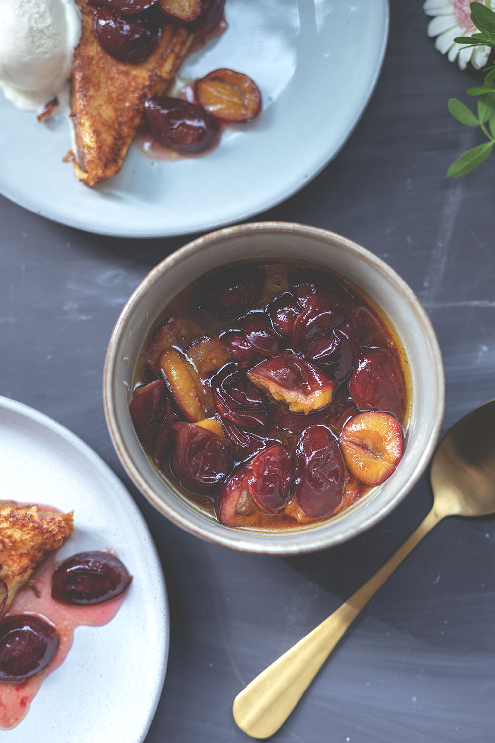 Rezept für French Toast mit karamellisierten Zwetschgen und einfachem Vanilleeis | The Sunday Breakfast Club | moeyskitchen.com #frenchtoast #rezept #frühstück