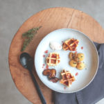 Rezept für Lütticher Waffeln, serviert mit ofengerösteten Ahornsirup-Zwetschgen, karamellisierten Vanille-Äpfeln mit Walnüssen und einem Klecks französischer Crème fraîche | Food.Blog.House 2018 Holland | moeyskitchen.com