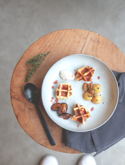 Rezept für Lütticher Waffeln, serviert mit ofengerösteten Ahornsirup-Zwetschgen, karamellisierten Vanille-Äpfeln mit Walnüssen und einem Klecks französischer Crème fraîche | Food.Blog.House 2018 Holland | moeyskitchen.com