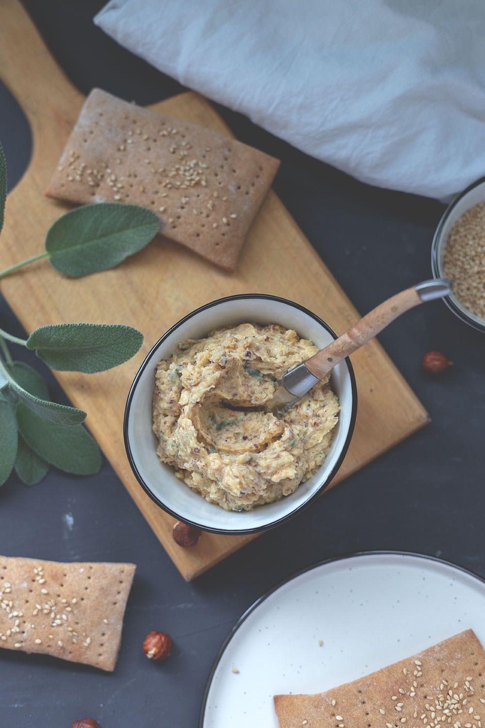Selbst gebackenes Sesam-Roggen-Knäckebrot mit Haselnuss-Salbei-Butter | moeyskitchen.com #knäckebrot #rezept #butterbrot #foodblog