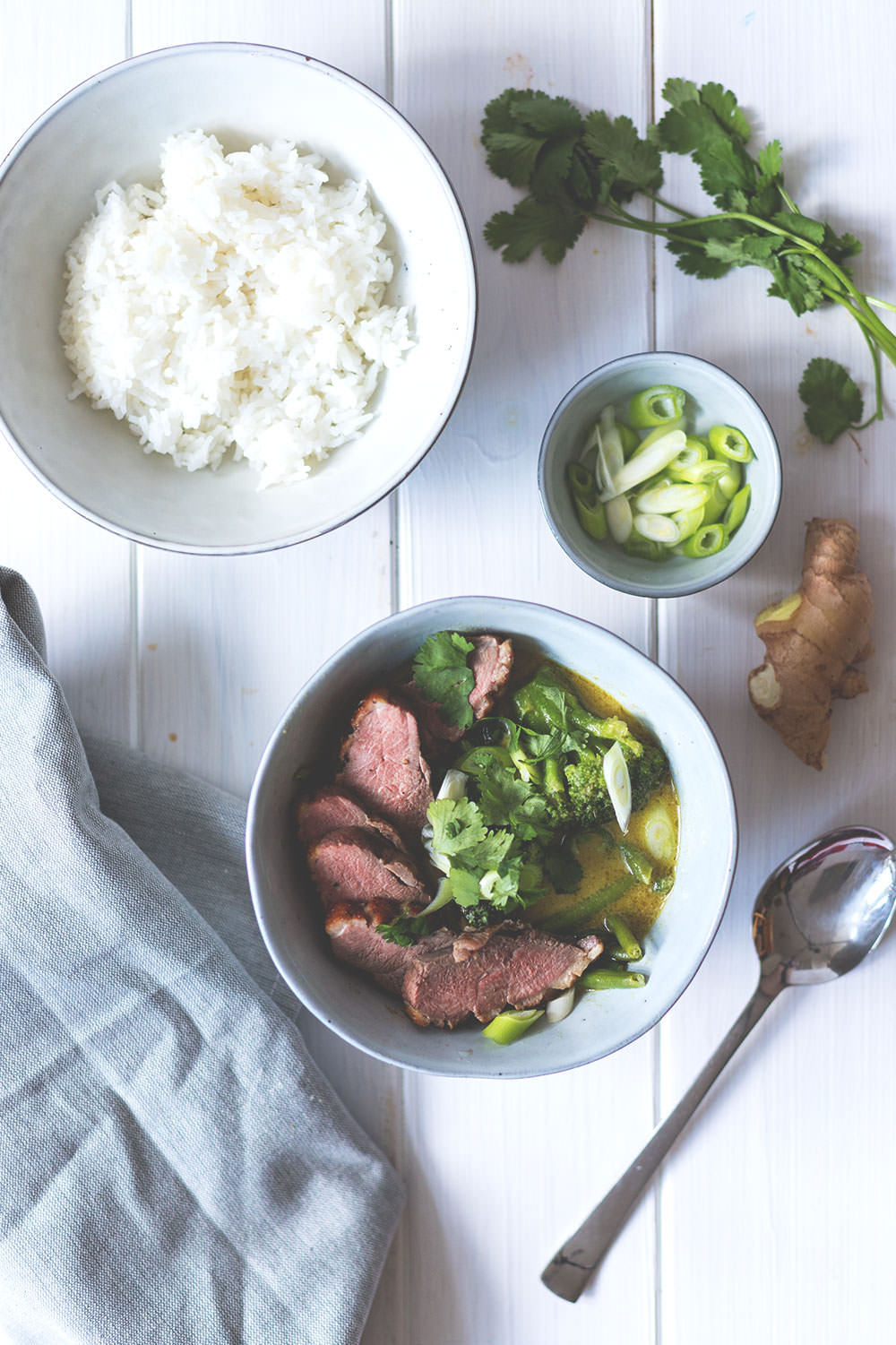 Grünes Thai-Curry mit knuspriger Ente, grünen Bohnen und Brokkoli ...