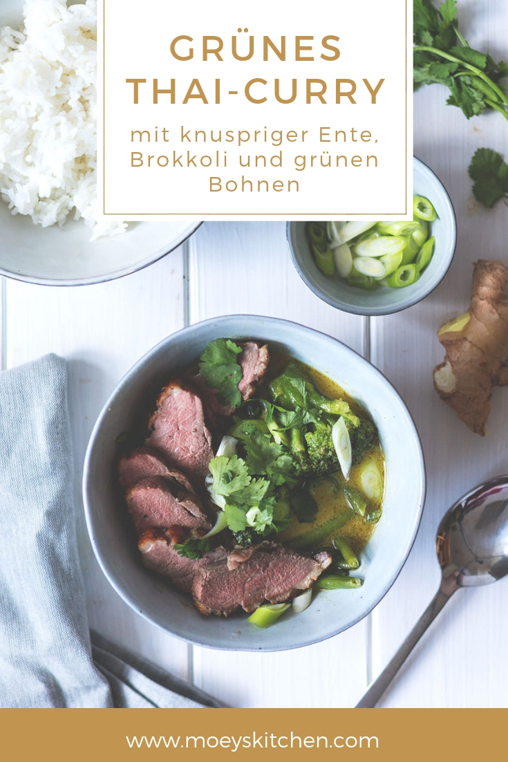 Rezept für einfaches grünes Thai-Curry mit knuspriger Entenbrust, grünen Bohnen, Brokkoli, Frühlingszwiebeln und Koriander | Saisonal schmeckt's besser | moeyskitchen.com #thaicurry #entenbrust #rezept