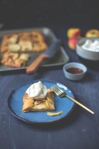 Rezept für rustikale Apfel-Galette mit Ahornsirup-Salzkaramell und Ahornsirup-Sahne | moeyskitchen.com #apfelkuchen #rezept #foodblogger