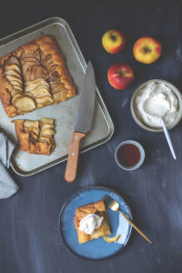 Rezept für rustikale Apfel-Galette mit Ahornsirup-Salzkaramell und Ahornsirup-Sahne | moeyskitchen.com #apfelkuchen #rezept #foodblogger