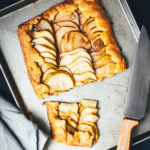 Rezept für rustikale Apfel-Galette mit Ahornsirup-Salzkaramell und Ahornsirup-Sahne | Eine Galette ist der perfekte Apfelkuchen für den Herbst und Winter – ganz unkompliziert und einfach zubereitet! | moeyskitchen.com