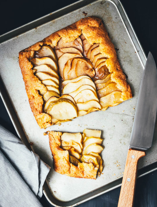 Rezept für rustikale Apfel-Galette mit Ahornsirup-Salzkaramell und Ahornsirup-Sahne | Eine Galette ist der perfekte Apfelkuchen für den Herbst und Winter – ganz unkompliziert und einfach zubereitet! | moeyskitchen.com