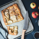 Rezept für rustikale Apfel-Galette mit Ahornsirup-Salzkaramell und Ahornsirup-Sahne | der perfekte Apfelkuchen für den Herbst und Winter | moeyskitchen.com #apfelkuchen #äpfel #galette #kuchen #backen #foodblogger #rezepte #ahornsirup