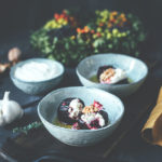 Rezept für Hasselback Rote Bete mit Ziegenkäse aus dem Ofen | mit Knoblauch-Joghurt aus geröstetem Knoblauch | moeyskitchen.com #rotebete #rotebeete #hasselback #foodblog #rezepte #foodblogger #ofengericht #vegetarisch #kochen #kochrezept