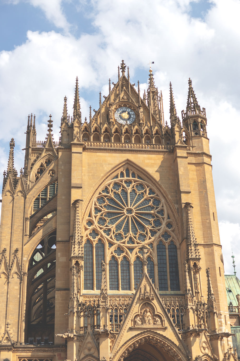 Tagesausflug nach Metz und Rezept für Quiche Lorraine (Lothringer Speckkuchen) | Kathedrale Saint-Étienne in Metz (Stephansdom) | moeyskitchen.com