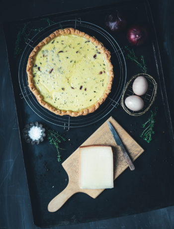 Rezept für deftige Zwiebelquiche aus dem Thermomix | herzhafte Zwiebeltarte mit karamellisierten roten Zwiebeln und Bergkäse | Rezept mit und ohne Thermomix | moeyskitchen.com #zwiebelquiche #zwiebeltarte #zwiebeln #quiche #tarte #rezepte #foodblogger #thermomix #thermomixrezepte #tm5 #tm6 #tm31