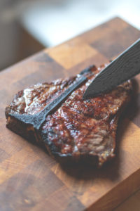 Der Meateor Helios 800 Grad Oberhitzegrill im Test und Rezept für knusprigen Flammkuchen | perfekt für saftige Steaks | moeyskitchen.com #meateorhelios #helios #oberhitzegrill #steak #800grad