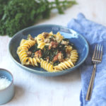 Rezept für Pasta mit frischem Grünkohl, Bratwurst und sahniger Senfsauce | Saisonal schmeckt's besser | moeyskitchen.com #grünkohl #pasta #feierabendküche #schnelleküche #rezepte #foodblogger #foodie
