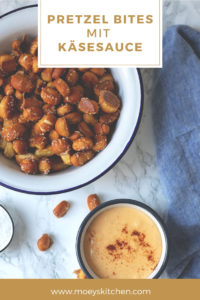 Rezept für Pretzel Bites mit Käsesauce | Laugenkonfekt mit Cheddar-Dip | moeyskitchen.com #pretzelbites #laugenkonfekt #laugengebäck #cheddar #käsesauce #dip #rezepte #foodblogger #foodblog