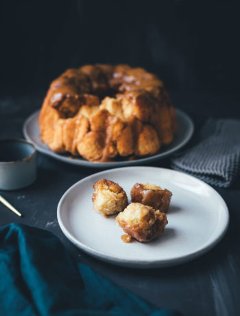 Rezept für Sticky Monkey Bread mit Karamellsauce | süßes Zupfbrot als Gugelhupf | moeyskitchen.com #monkeybread #zupfbrot #gugelhupf #guglhupf #karamell #karamellsauce #kuchen #kuchenbacken #foodblogger #rezepte