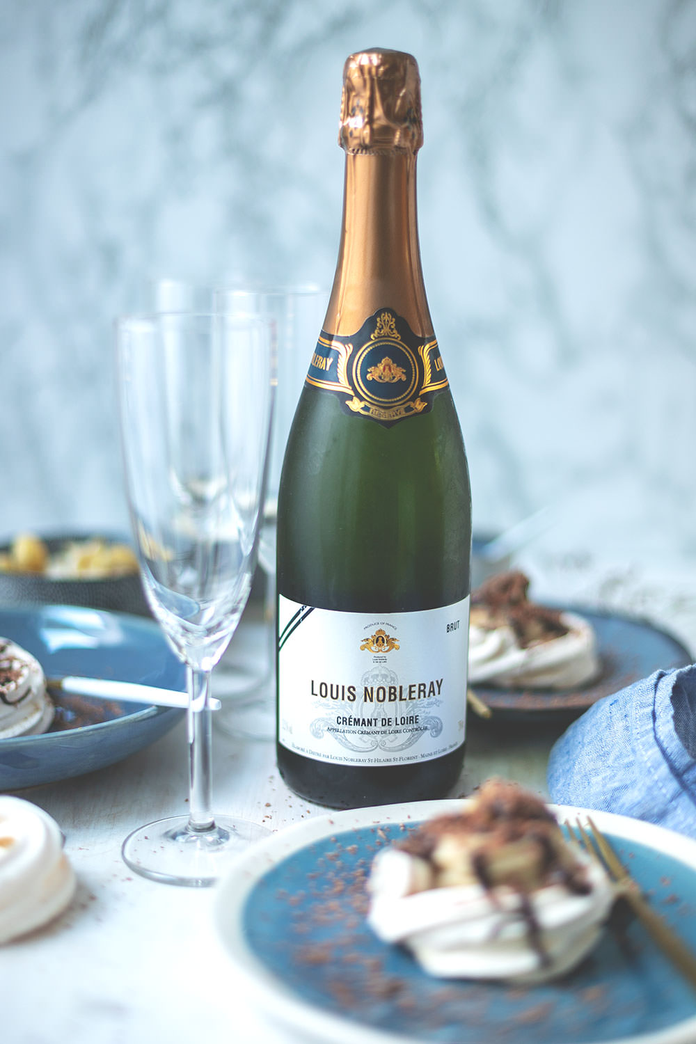 Rezept für kleine Baisers mit Maronencreme und Schokoladensauce | wunderbare Dessertidee, die richtig was her macht, aber super unkompliziert zuzubereiten ist! | (enthält Werbung für das französische Landwirtschaftsministerium) | moeyskitchen.com #baiser #baisers #maronencreme #schokolade #rezept #foodblogger #foodblog