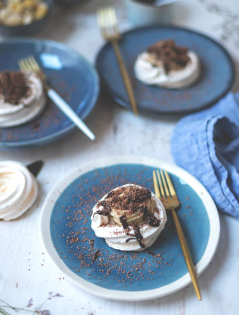 Rezept für kleine Baisers mit Maronencreme und Schokoladensauce | wunderbare Dessertidee, die richtig was hermacht, aber super unkompliziert zuzubereiten ist! | (enthält Werbung für das französische Landwirtschaftsministerium) | moeyskitchen.com #baiser #baisers #maronencreme #schokolade #rezept #foodblogger #foodblog