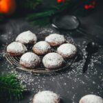 Espresso-Walnuss-Kekse mit Puderzucker auf einem Gitter, aromatische mürbe Weihnachtsplätzchen mit Kaffee- und Nussnote.