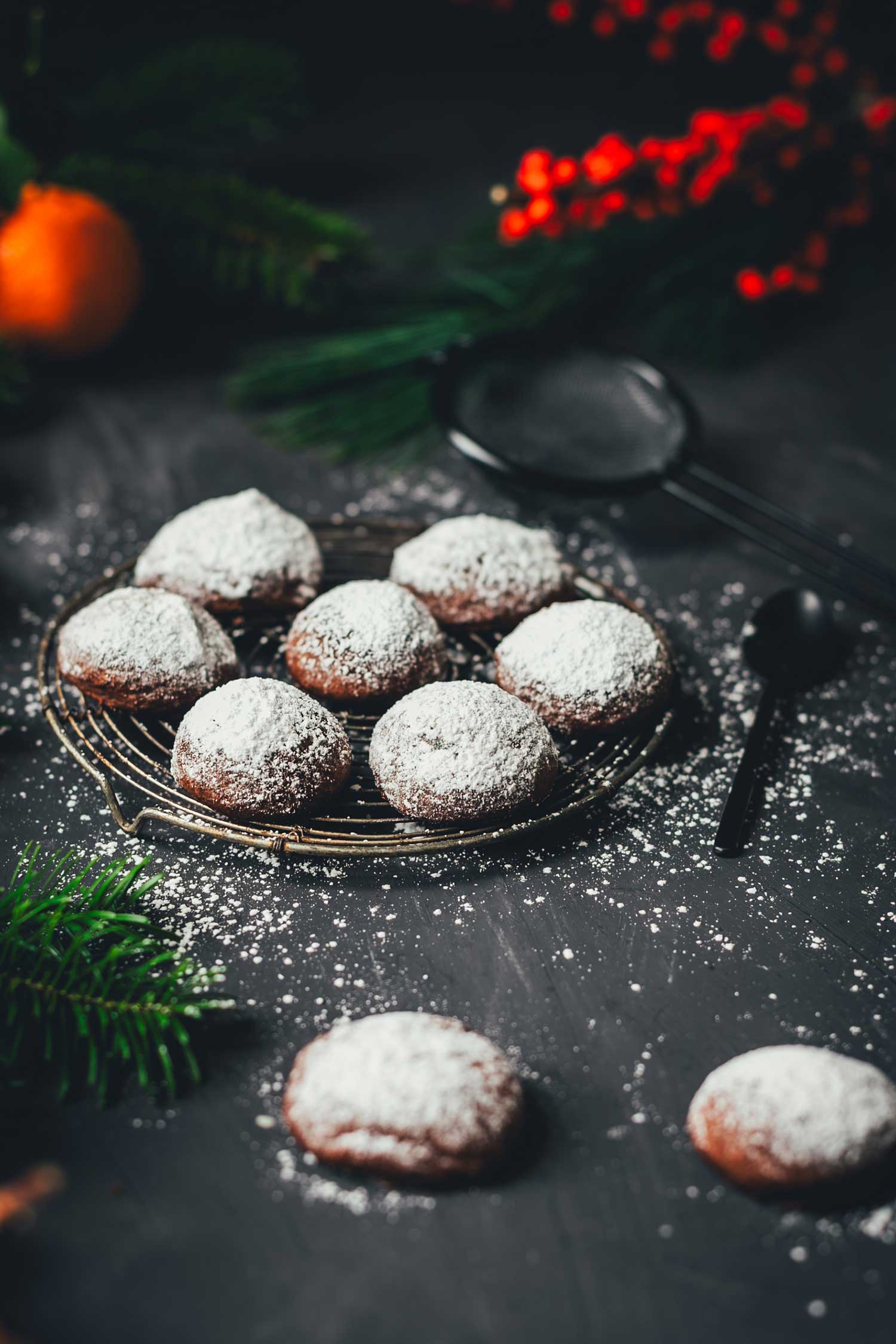 Espresso-Walnuss-Kekse mit Puderzucker auf einem Gitter, aromatische mürbe Weihnachtsplätzchen mit Kaffee- und Nussnote.