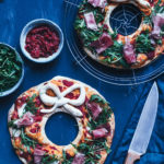 Rezept für festlichen Pizza-Kranz mit Rucola und Serrano-Schinken | moeyskitchen.com #pizza #rezept #weihnachten #rezepte #foodblogger
