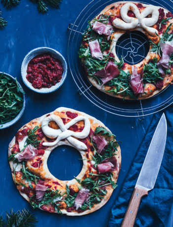 Rezept für festlichen Pizza-Kranz mit Rucola und Serrano-Schinken | moeyskitchen.com #pizza #rezept #weihnachten #rezepte #foodblogger