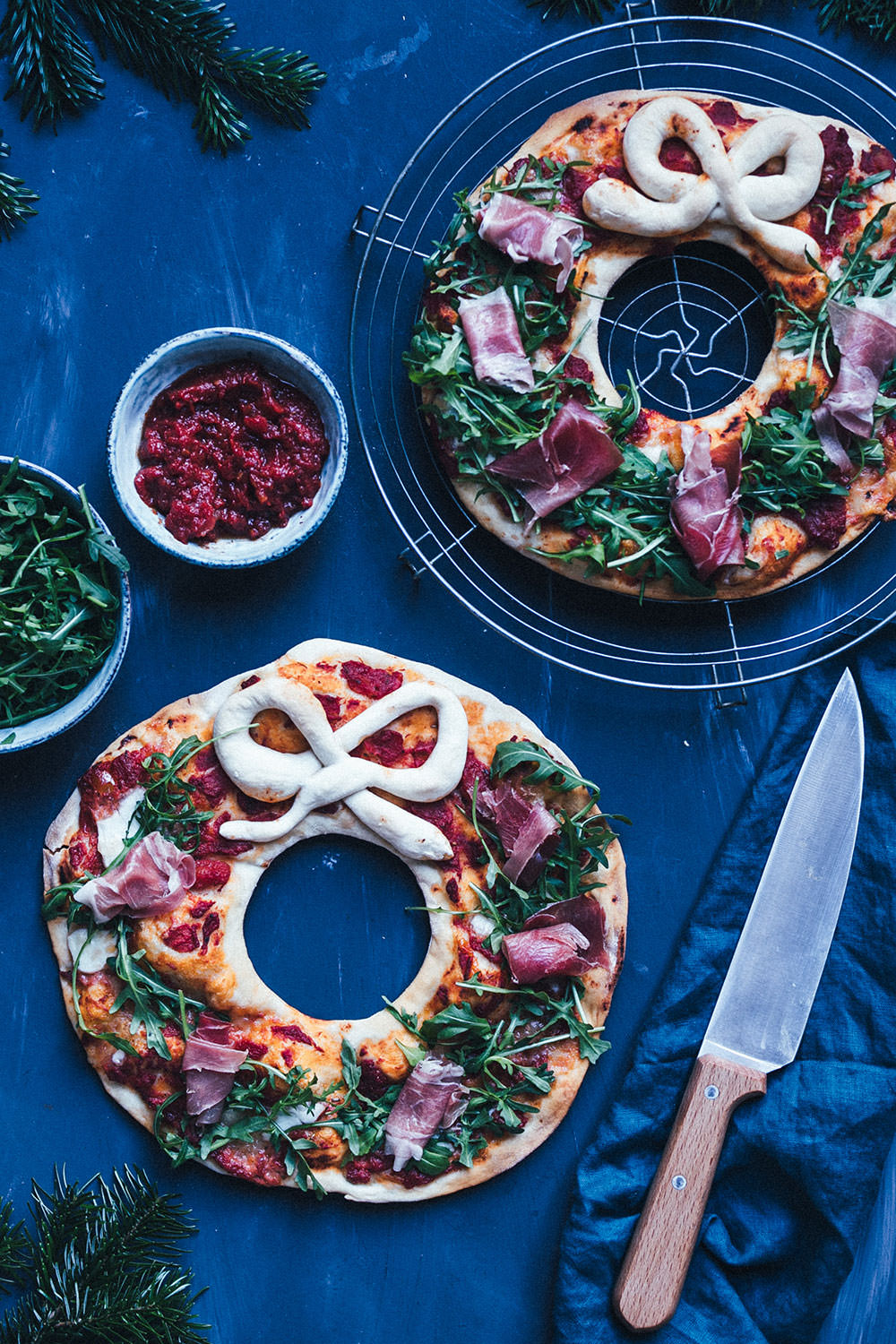 Rezept für festlichen Pizza-Kranz mit Rucola und Serrano-Schinken | moeyskitchen.com #pizza #rezept #weihnachten #rezepte #foodblogger